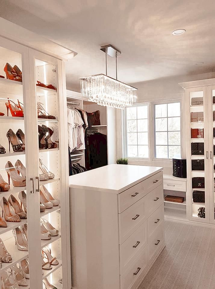 https://tailoredcloset.com/siteassets/_imported-fe-blocks/_local-galleries/desmoines-gallery/20-master-walk-in-closet-island-lighting.jpg