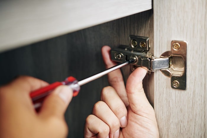 Changing hinges for cabinets