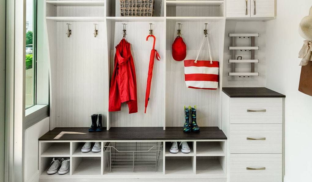 https://tailoredcloset.com/siteassets/national-site/products/closets--in-home-storage/entryways--mudrooms/gallery/entryway-tl_showroom-06692-cropped.jpg?hfc-r=YJVNBV